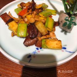 猪吃瓜的样子图片,憨态可掬萌态十足