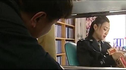 警花被迫吃瓜,瓜田里吃瓜成“网红”