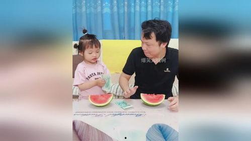 父亲女儿吃瓜,温馨瞬间，共享夏日吃瓜时光